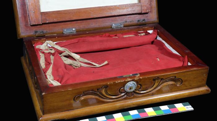 Kondisi bendera merah putih yang tersimpan di Museum Purbakala Gorontalo