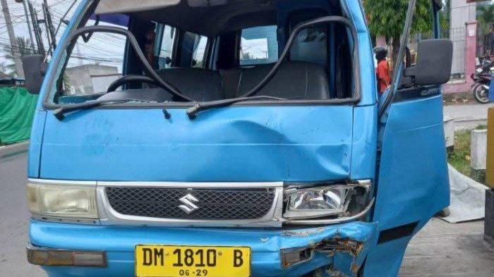 Kondisi mobil mikro usai ditabrak seorang mahasiswa asal Boalemo di Jl Achmad A Wahab, Selasa (24/12/2024) dini hari WITA.