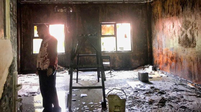 KEBAKARAN SEKOLAH -- Kondisi ruangan studio multimedia di MTS Negeri 1 Kota Gorontalo psacakebakaran, Rabu (4/5/2025). Sejumlah fasilitas hangus terbakar. (Sumber Foto: TribunGorontalo.com/Jefri Potabuga)