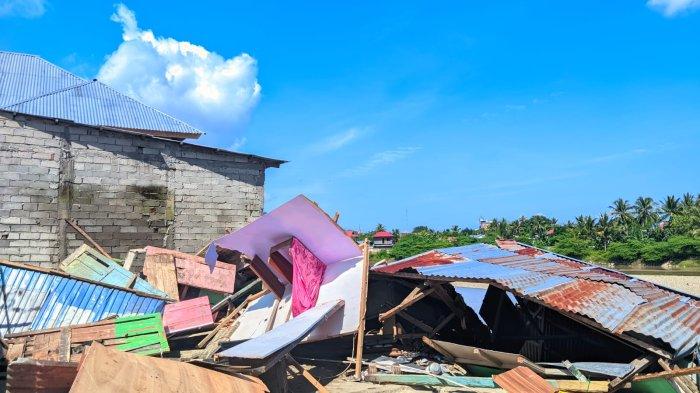 Kondisi rumah Abdurrahman Daud pasca tanah longsor di Keluraha Botu, Kecamatan Dumbo Raya, Kota Gorontalo pada Selasa (17/12/2024).