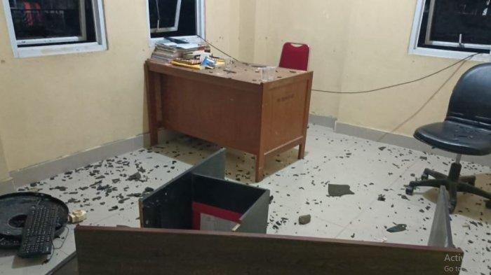 Kondisi terkini Polsek Kumpeh di Muaro Jambi usai diserang warga pada Kamis dini hari (5/9/2024), barang-barang hancur, kaca berserakan.