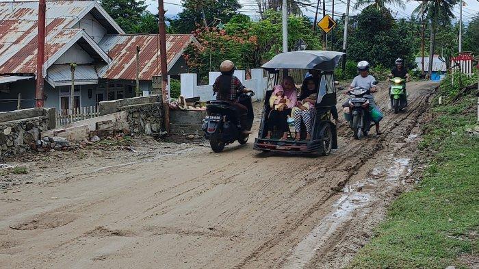 PASCA BANJIR: Kondisi terkini di Desa Tana Putih, Kecamatan Botupingge Bone Bolango, Minggu (9/3/2025). Banjir kini telah surut. Masyarakat mulai bersih-bersih. (Sumber foto: TribunGorontalo.com/Arianto Panambang).