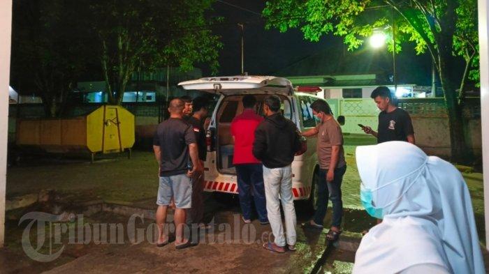 Korban longsor saat dibawa ke RS Aloe Saboe Kota Gorontalo.