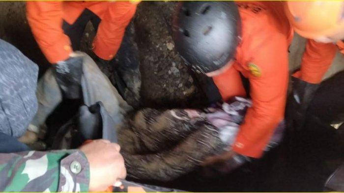 Korban tertimbun material tanah longsor dievakuasi Tim gabungan Basarnas Gorontalo