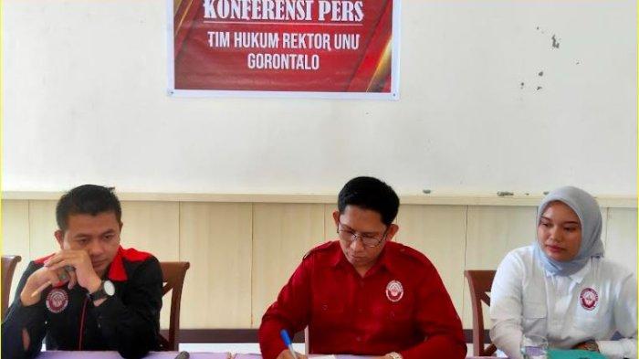 Kuasa Hukum Rektor Unu Gorontalo, Rahmat (tengah) menghadiri konferensi pers pada Rabu (1/5/2024).