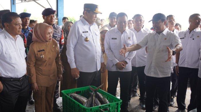 KUNJUNGAN KERJA - Potret Menteri Kelautan dan Perikanan Sakti Wahyu Trenggono ke Pelabuhan Perikanan Kwandang, Kabupaten Gorontalo Utara. Menteri KKP didampingi Gubernur Gusnar Ismail dan Kepala Dinas Kelautan Perikanan Provinsi Gorontalo, Selasa (29/4/2025).