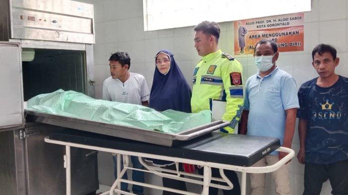 LAKA LANTAS DI KOTA GORONTALO–Keluarga korban saat berada di rumah sakit, proses pengantaran jenazah ke rumah pribadi, Sabtu (17/5/2025). FOTO: Jefri, TribunGorontalo.com