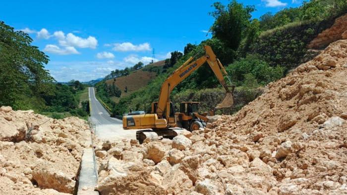 LONGSOR GORR - Kondisi jalan GORR di Isimu Utara, Kecamatan Tibawa Kabupaten Gorontalo pada siang hari Rabu (30/7/2025). Terdapat tiga alat besar dan juga dump truck yang siaga di lokasi longsor. Foto (Arianto Panambang)