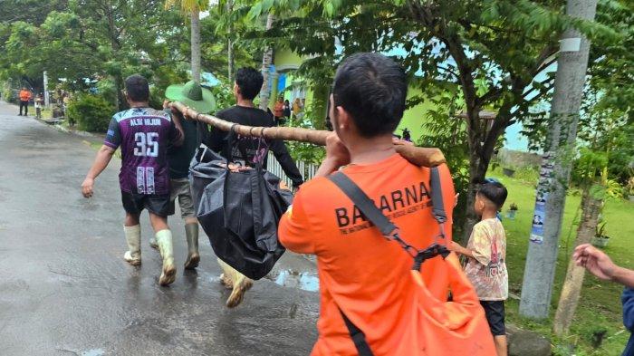 LANSIA MENINGGAL: Foto tim SAR gabungan tengah membawa jenazah dua lansia yang ditemukan meninggal dunia di area perkebunan kemiri, Sabtu (22/2/2025) sore. Korban sempat pergi memetik kemiri pada Selasa (19/2/2025).