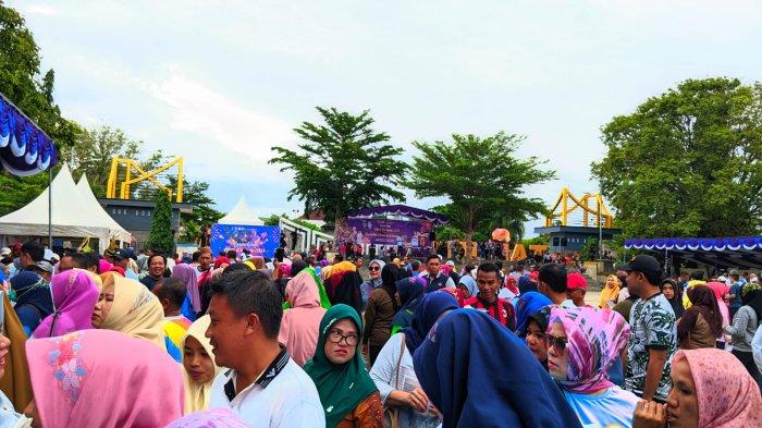 Masyarakat berbondong-bondong mengunjungi lapangan Taruna Remaja Kota Gorontalo, Minggu (21/1/2024).
