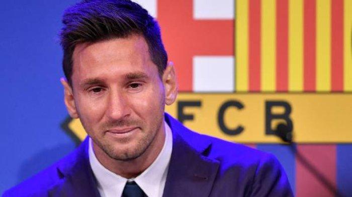 Lionel Messi menangis pada acara perpisahannya sebagai pemain Barcelona di Camp Nou, 8 Agustus 2021.