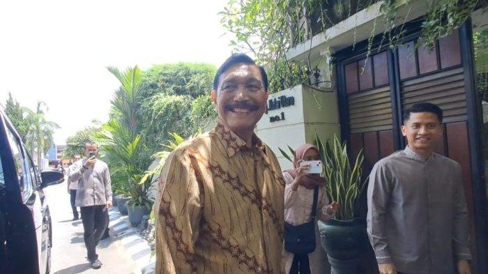 LEBARAN DI RUMAH JOKOWI - Ketua Dewan Ekonomi Nasional, Luhut Binsar Pandjaitan berlebaran ke rumah Presiden Ke-7 Republik Indonesia (RI), Joko Widodo (Jokowi) di Kota Solo, Jawa Tengah (Jateng), pada Senin (31/3/2025)