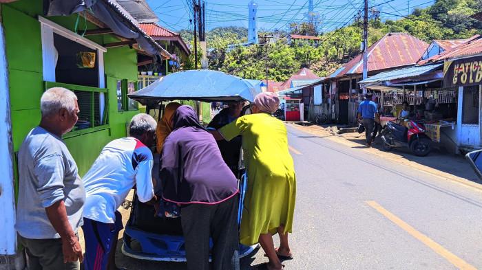 MENGUNGSI -- Sejumlah warga Kelurahan Leato, Kota Gorontalo, mengungsi pasca peringatan Tsunami, Rabu (30/7/2025).