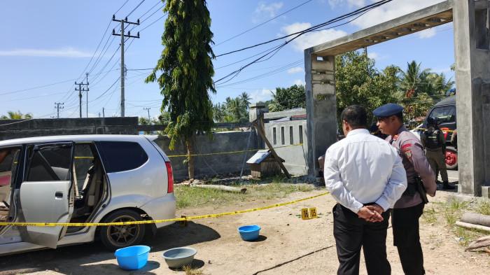 MOBIL ALEG GORONTALO -- Potret olah TKP lokasi kebakaran mobil DPRD Gorontalo, Tony Harun, Senin (21/7/2025).