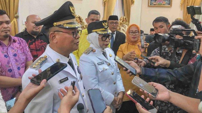 MOMEN PELANTIKAN -- Thariq Modanggu dan Nurjanah Yusuf usai pelantikan Kamis malam ini (19/6/2025)