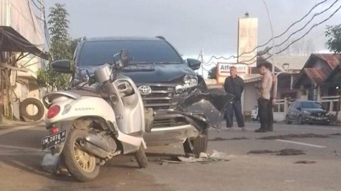 MOTOR VS MOBIL -- Sebuah motor bebek seruduk mobil Terios yang terparkir, Kamis (3/4/2025). Keduanya alami kerusakan, pengendara dikabarkan tewas.