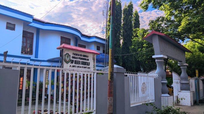 DANA KOPSIS - SMP Negeri 1 Kota Gorontalo, Jalan Jaksa Agung Suprapto, Kota Gorontalo, diambil Jumat (27/6/2025). Polemik dana kopsis SMPN 1 Gorontalo  kini bertuntut panjang.