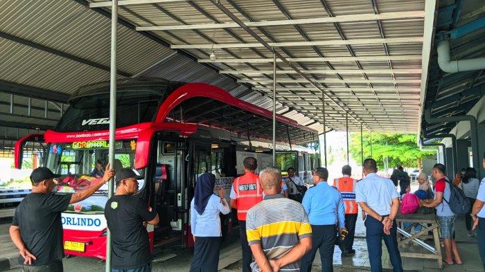 MUDIK LEBARAN : Bus Borlindo di Terminal Dungingi Gorontalo, Senin (24/3/2025). Warga memilih naik Borlindo dari Gorontalo ke Makassar.