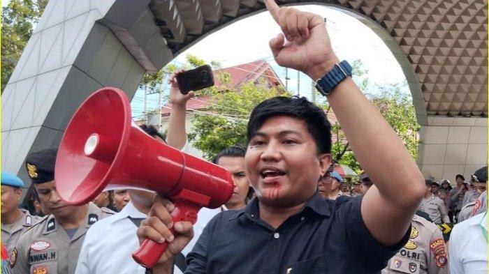 Mahasiswa menggelar aksi demonstrasi di depan gedung DPRD Gorontalo pada Senin (26/8/2024).