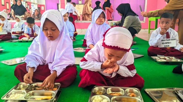 MAKAN GRATIS - Suasana makan bergizi gratis (MBG) di SDN 76 Kota Tengah Gorontalo, Provinsi Gorontalo pada Senin (14/72025).
