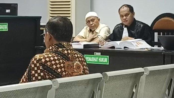 Marten Taha saat memberikan kesaksian dalam persidangan kasus korupsi proyek Jalan Nani Wartabone Kota Gorontalo, Rabu (22/1/2025).
