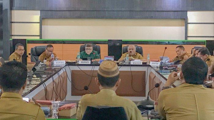 MASALAH SAMPAH - Potret Bupati Gorontalo Sofyan Puhi dan Wakil Bupati Tonny Junus saat rapat bersama pimpinan OPD, Selasa (22/4/2025). Pemkab Gorontalo menggandeng investor untuk penanganan sampah.