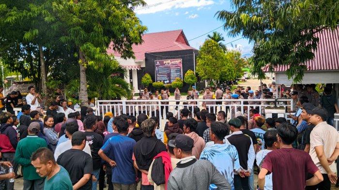 Massa aksi menuntut KPU menghentikan rapat pleno di Kecamatan Tabongo