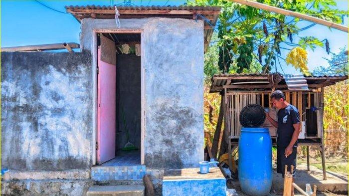 Masyarakat Desa Bakti menampung air hujan ke tong