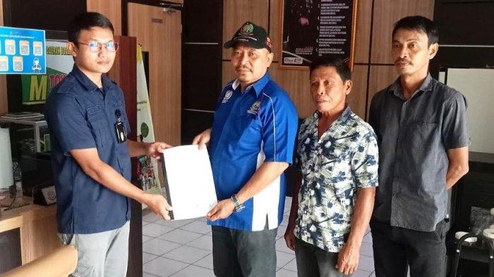 Masyarakat di Boalemo lapor perbuatan kades ke kejari setempat, Senin (6/1/2024).