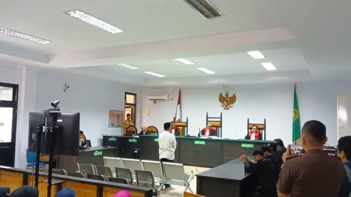 HASIL SIDANG PUTUSAN - Matris Lukum berdiri saat mendengarkan putusan majelis hakim, Kamis (20/3/2025). Matris Lukum divonis bebas karena tidak terbukti terlibat kasus korupsi revitalisasi Benteng Otanaha.