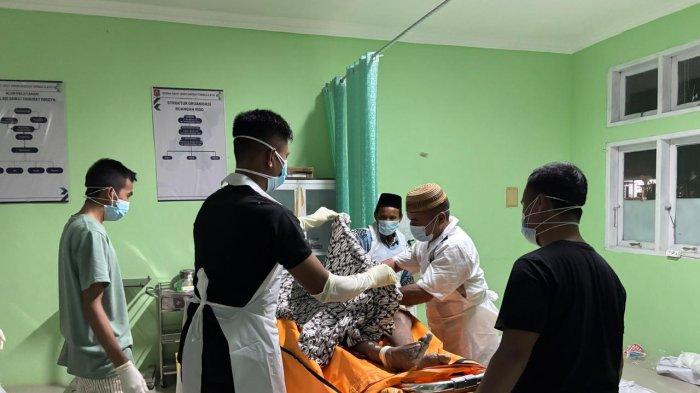 JENAZAH DIKAFANI -- Mayat yang ditemukan di pantai Desa Pelita Jaya dimandikan hingga dikafani oleh pihak RSUD Tombulilato. Kini jenazah pria itu telah diserahkan ke rumah duka.
