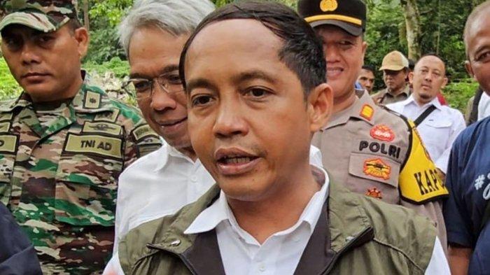 Menteri Kehutanan (Menhut) Raja Juli Antoni saat meninjau Taman Wisata Alam (TWA) Grojogan Sewu, Kecamatan Tawangmangu, Kabupaten Karanganyar, Jawa Tengah (Jateng), pada Jumat (27/11/2024).