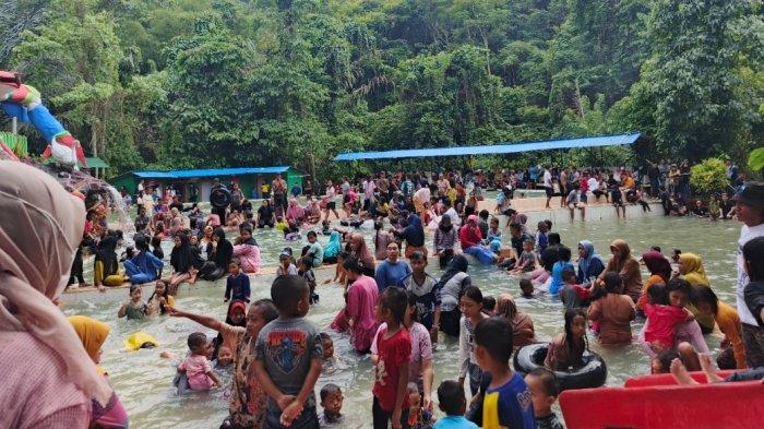 Potret Puncak Meranti yang ramai dikunjungi wisatawan pada Rabu (1/1/2025).