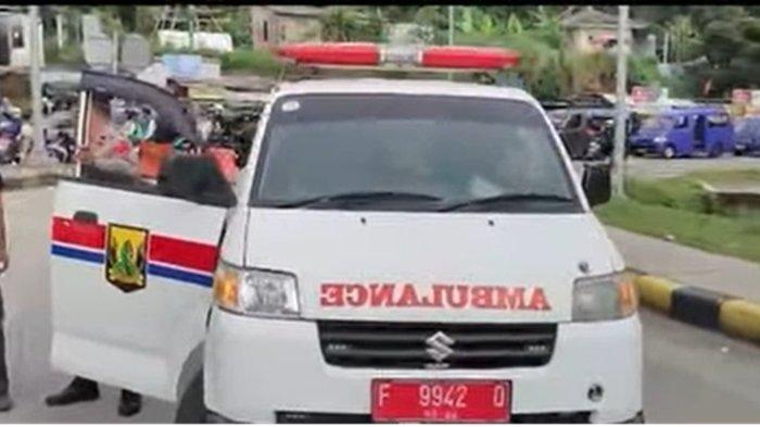 AMBULANS BAWA WISATAWAN - Mobil ambulans dihentikan di Gerbang Tol Parungkuda, Kabupaten Sukabumi, Jawa Barat, Selasa (1/4/2025).