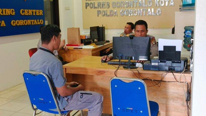 NASABAH DIKEROYOK DEBT COLLECTOR - Moh Andi Indalan saat melapor ke SPKT Polresta Gorontalo Kota, Selasa (25/3/2025). Andi menjadi korban pengeroyokan pihak debt collector leasing.
