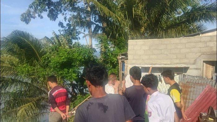 Mohammad Putra Daud, anak pertama (paling depan) saat melihat kondisi longsor bersama teman-temannya.