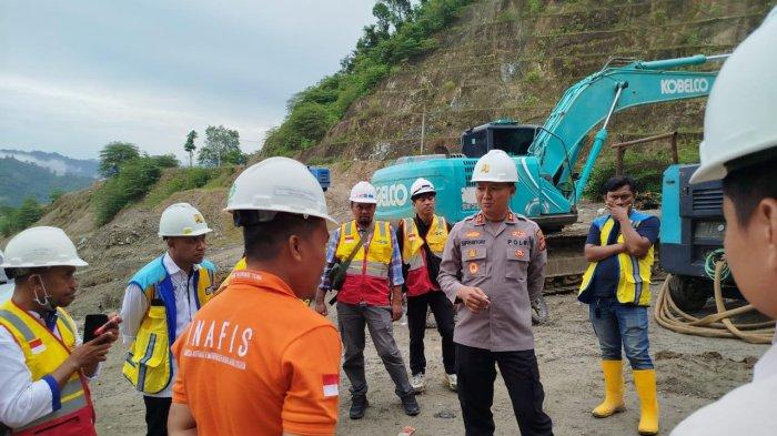 BULANGO ULU - Momen Kapolres Bone Bolango, AKBP Supriantoro bersama Tim Inafis meninjau langsung proyek Bendungan Bulango Ulu, Selasa (6/5/2025). Satu pekerja dikabarkan meninggal dunia usai terjatuh ketika proses peledakan atau blasting. (Sumber Foto: Kapolres Bone Bolango, AKBP Supriantoro).