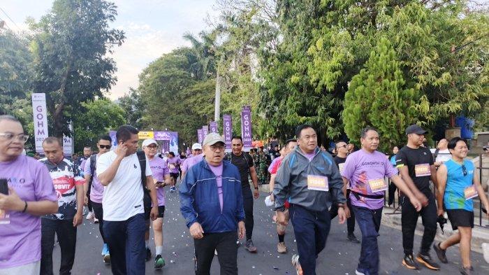 Moment saat Rachmat Gobel finish usai lari 5 kilometer saat event Gorontalo Half Marathon di Kota Gorontalo, Provinsi Gorontalo, Minggu (27/10/2024). 