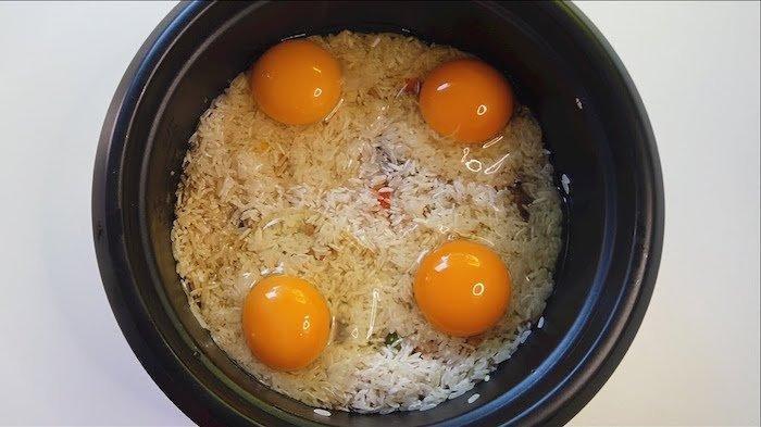 Nasi telur rice cooker untuk sahur (Wartakotalive.com)