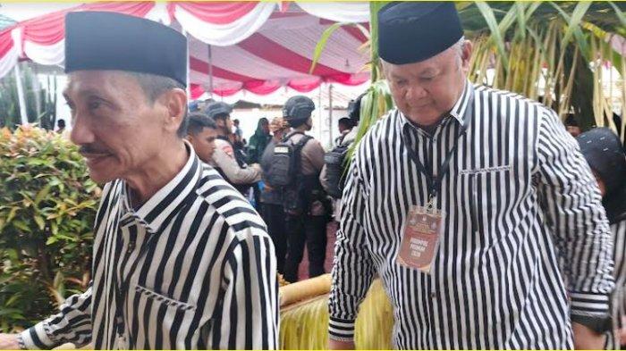 Nelson Pomalingo dan Kris Wartabone kompak mengenakan kemeja berwarna hitam-putih saat mendaftar Pilgub Gorontalo di KPU Provinsi Gorontalo, Kamis (29/8/2024).