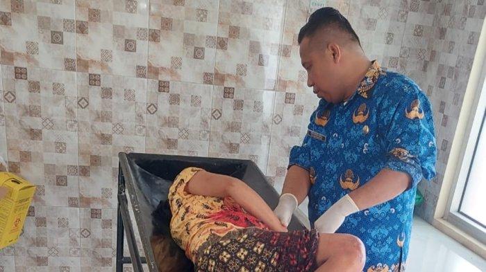 KORBAN PENIKAMAN: Nirpan terbaring lemah di Rumah Sakit Tani dan Nelayan, Kabupaten Boalemo, Senin (17/2/2025). Nirpan ditikam oleh suaminya Ronald. (Foto: TribunGorontalo.com/Nawir Islim)