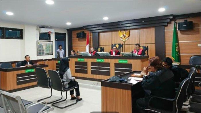 Nurhalisa Abdullah mengenakan pakaian hitam putih duduk mendengarkan Jaksa Penuntut Umum membacakan tuntutan pada Senin (18/11/2024).