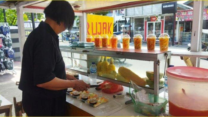 Nurhayati saat menyiapkan rujak pesanan pembeli