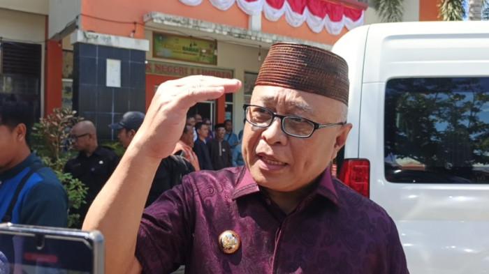MUTASI OPD - Bupati Gorontalo, Sofyan Puhi saat diwawancarai TribunGorontalo.com usai meninjau MBG di SMK 1 Limboto, Kamis (31/7/2025). Sofyan menjelaskan akan melakukan mutasi usai 20 Agustus nanti atau setelah pelantikan Sekda, yang baik kinerjanya lanjut yang buruk ganti.