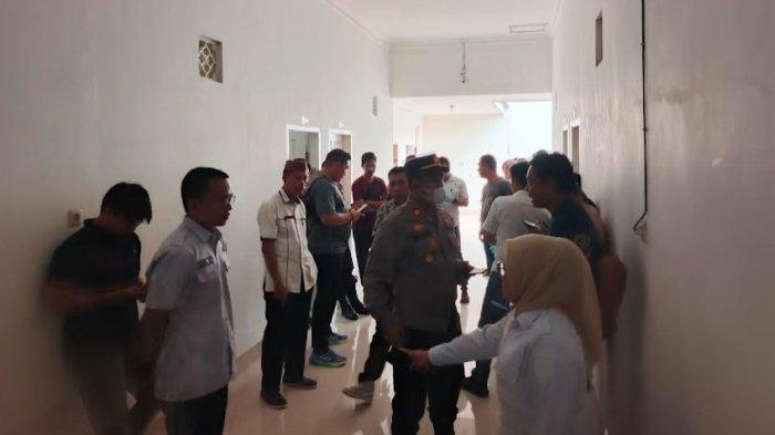 ORANG BERKUMPUL -- Otoritas resmi dan warga berkumpul setelah penemuan mayat di sebuah kamar kos-kosan di Kota Gorontalo, Rabu (25/6/2025).