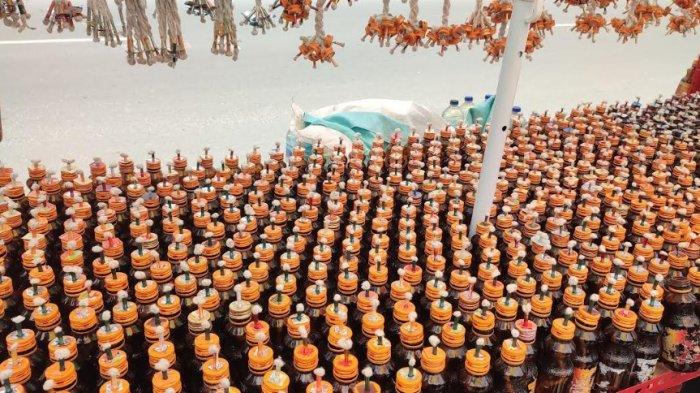 PEDAGANG LAMPU BOTOL--Pedagang lampu botol di Kota Gorontalo mulai menjamur, namun saat ini kebanyakan pedagang mengeluhkan adanya pembeli yang berkurang. Mereka berharap tahun ini dagangnya laku, Selasa (19/3/2025).