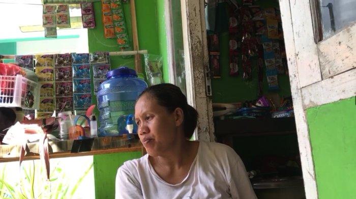 PEMILIK RUMAH KEBAKARAN -- Yusrin Masiaga (47) menceritakan detik-detik kebakaran dan kronologi penyelamatan keluarga.