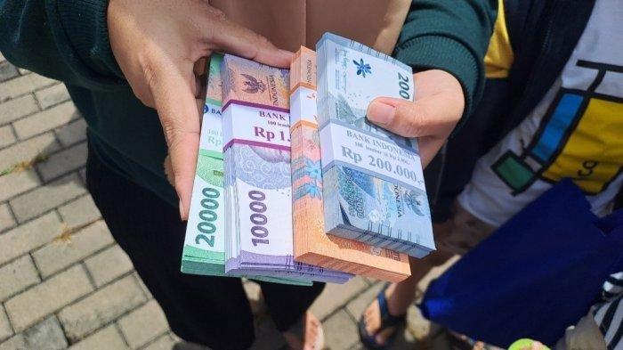 PENCAIRAN THR -- Iustrasi pecahan uang rupiah. Ribuan pegawai Pemkab Gorontalo menerima THR.