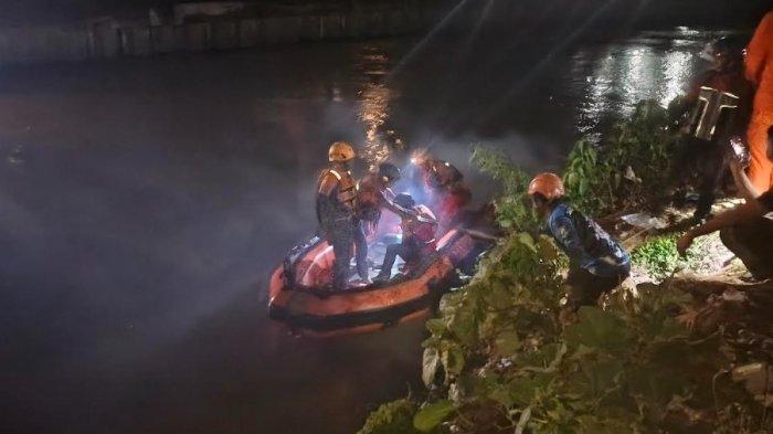 PENCARIAN KORBAN HANYUT - Upaya pencarian terhadap Fauzan Gani (15), remaja asal Kelurahan Siendeng, Kecamatan Hulonthalangi, Kota Gorontalo, yang terseret arus Sungai Bolango, terus dilakukan oleh tim SAR gabungan hingga Sabtu malam, 17 Mei 2025. FOTO: Arianto Panambang, TribunGorontalo.com