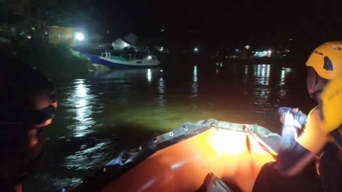 PENCARIAN -- Tim SAR gabungan melakukan pencarian remaja 15 tahun yang hanyut di Sungai Bolango, Kota Gorontalo, Sabtu sore (17/5/2025).